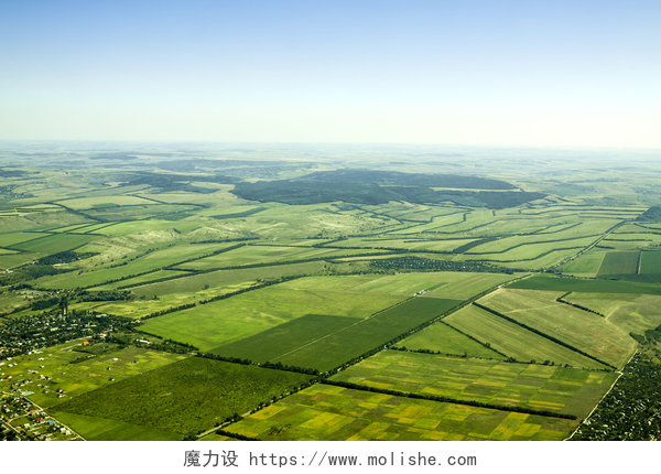 摩尔瓦多农田的鸟瞰图蓝天下的绿色农村地区的空中景观